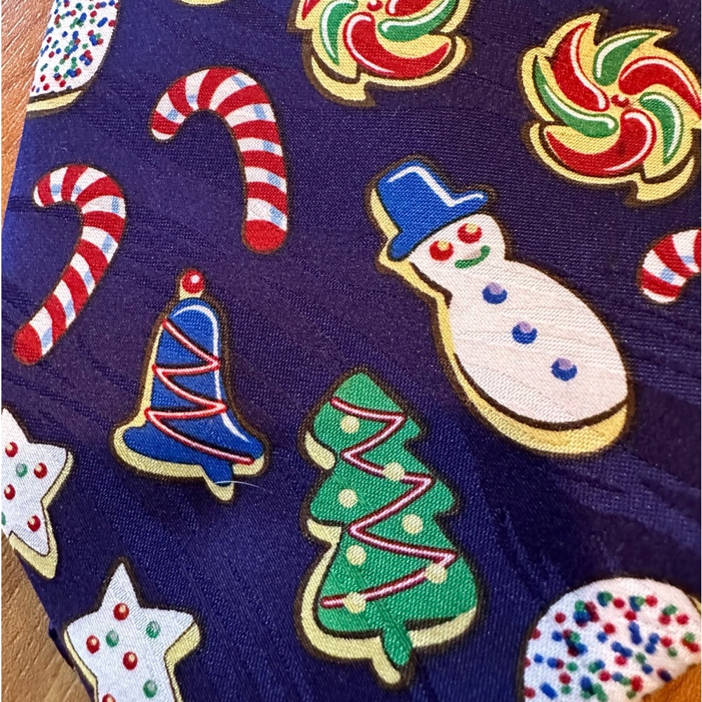 Keith Daniels lined‎ Christmas tie snowman, candy, canes, sugar cookies